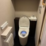 LIXILのトイレ「Jフィット」キャビネット付きで見た目スッキリ！