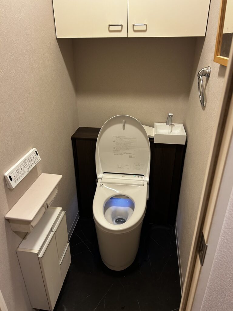 LIXILのトイレ「Jフィット」キャビネット付きで見た目スッキリ！