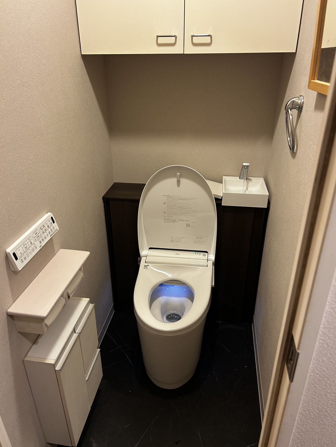 LIXILのトイレ「Jフィット」キャビネット付きで見た目スッキリ！